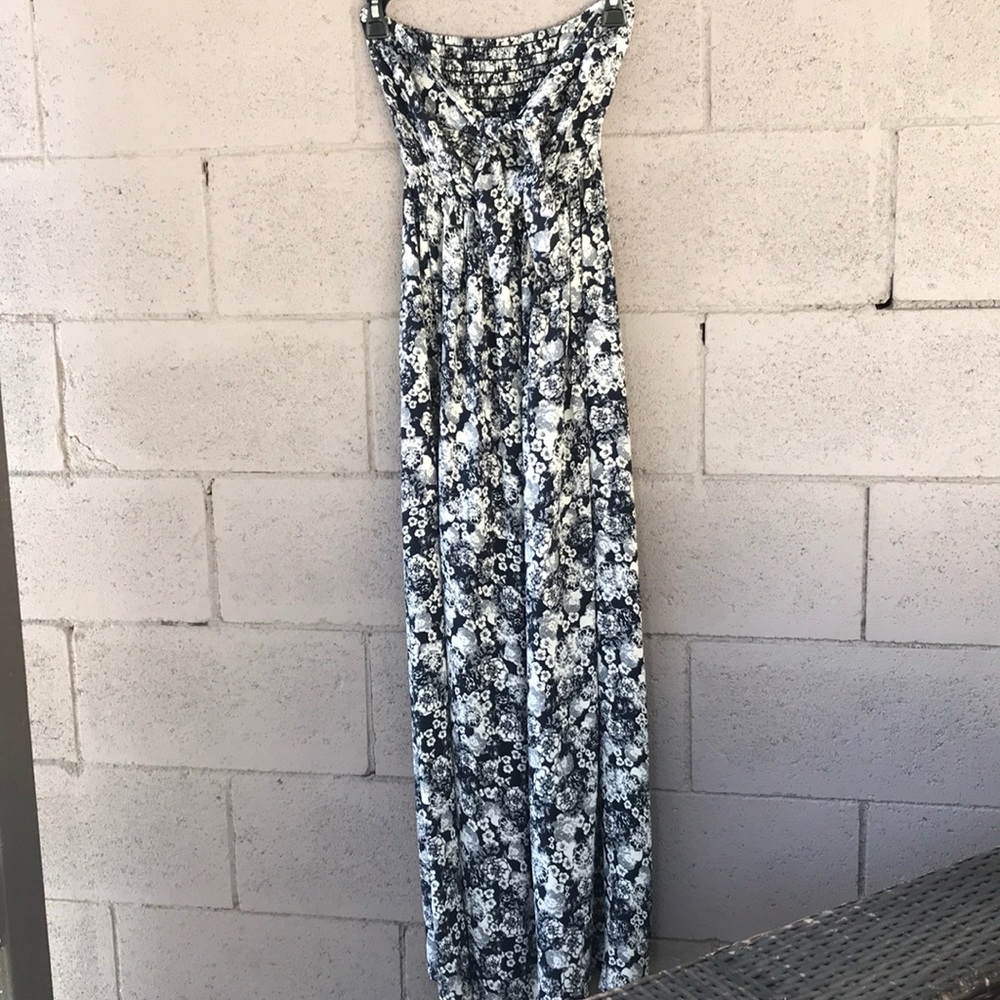 100% all silk strapless dress.Ties in the front